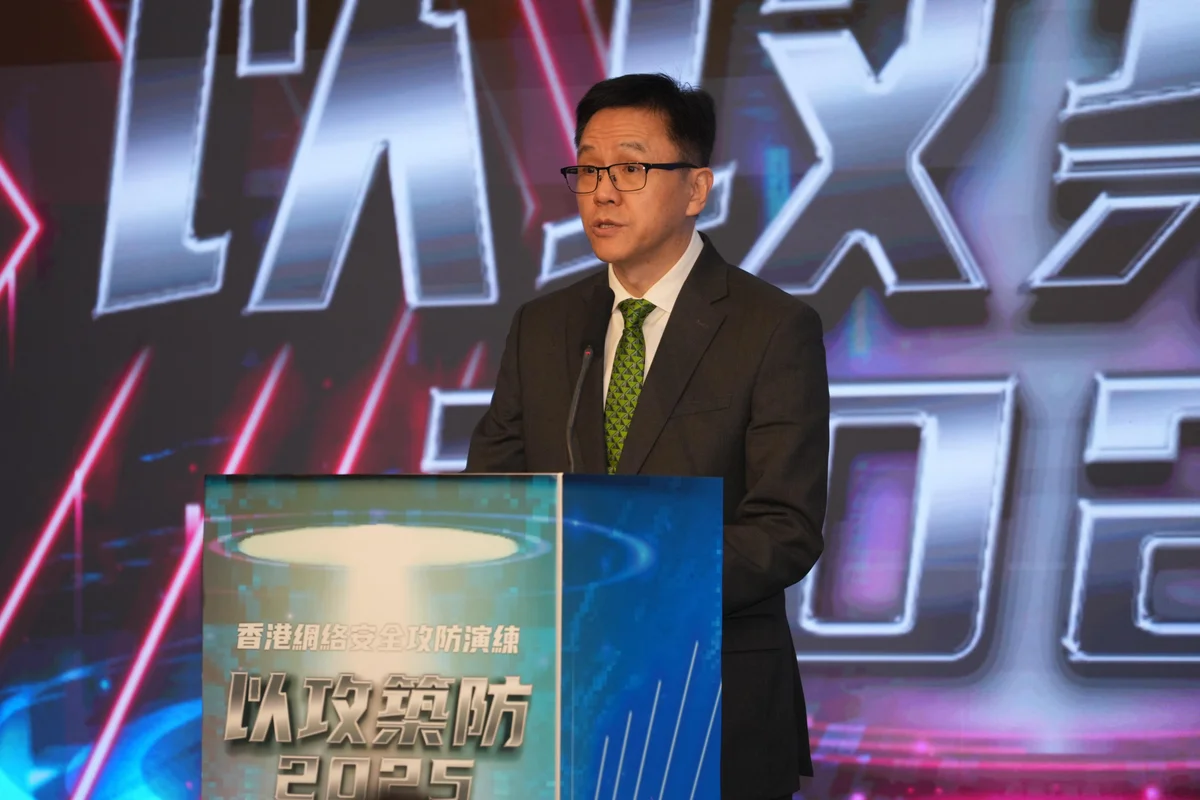 創新科技及工業局局長孫東教授與主辦及協辦機構代表於「以攻築防 2025」啟動禮上合照。