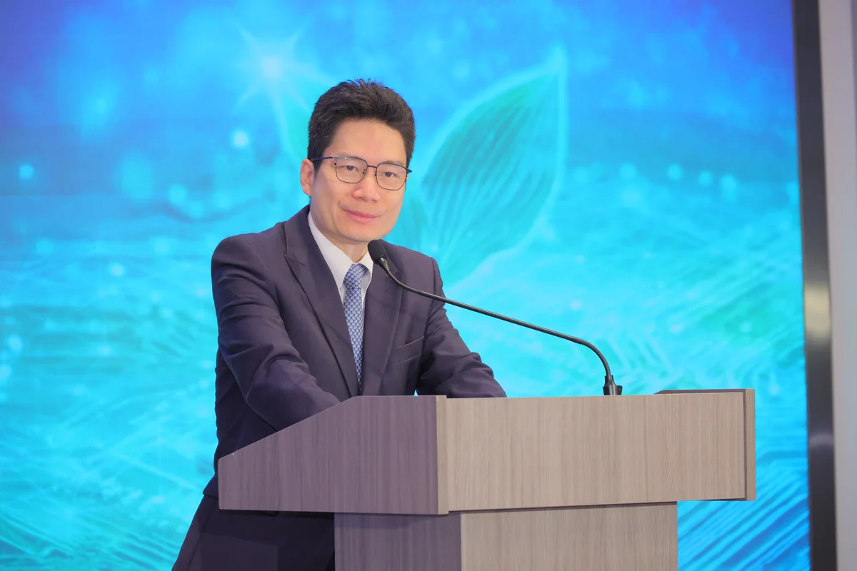 財政司司長首席助理秘書長陳志華強調香港對可持續發展的承諾,並擔任國際綠色及可持續金融中心的領導角色。